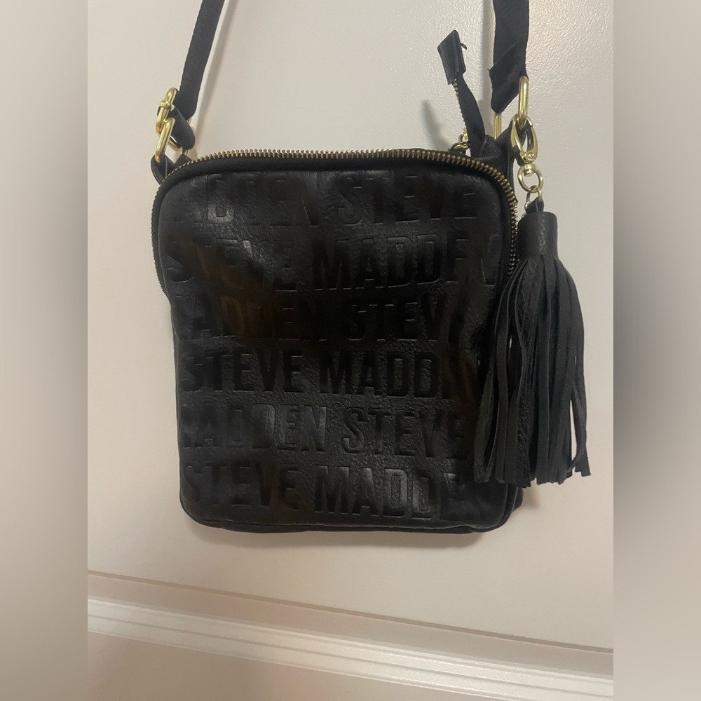 2/$25 🎉 STEVE MADDEN crossbody bag with many pockets & holds your entire life!